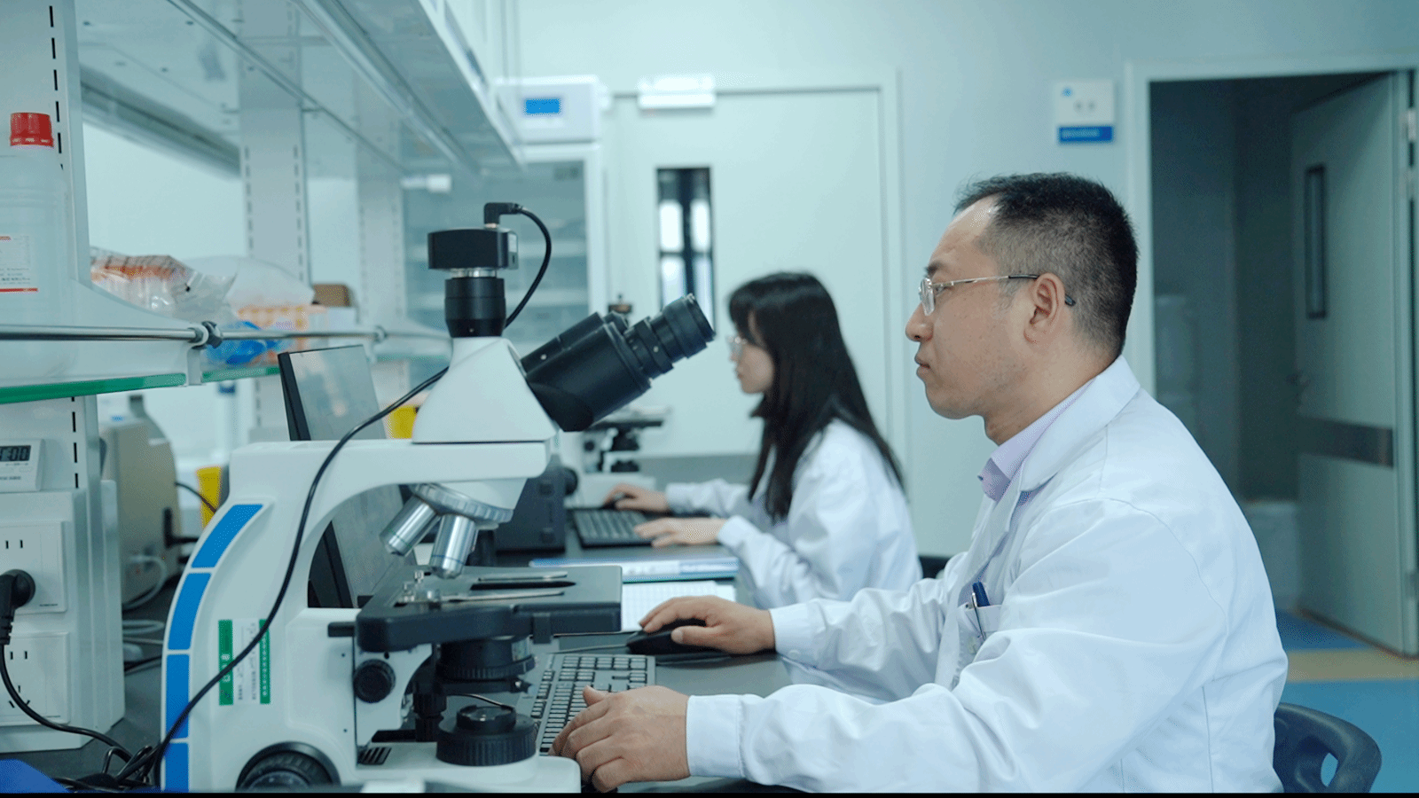 1720626562171218.png 印教授在實驗室工作_副本.png