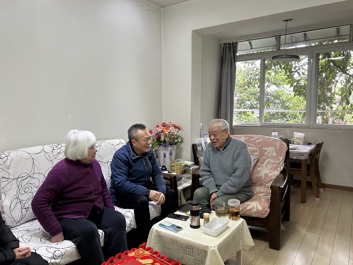 8校黨委副書記馮業棟慰問高齡老專家白紹良_副本.jpg