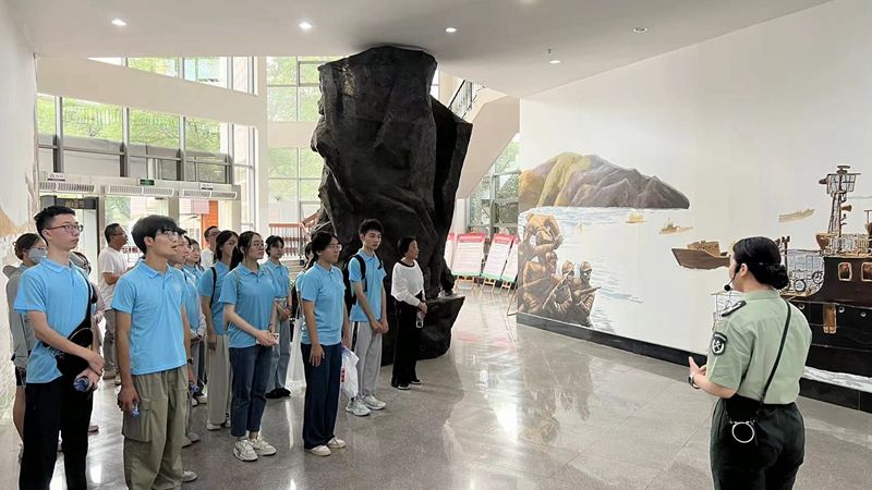 4.“智網匯臺州”實踐團-聽紀念館講解_副本.jpg