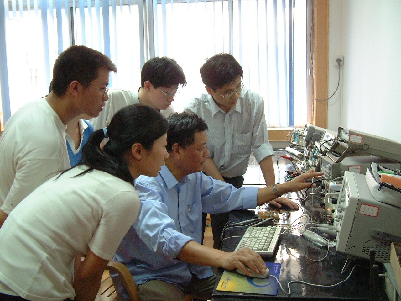 楊士中院士指導研究生.JPG
