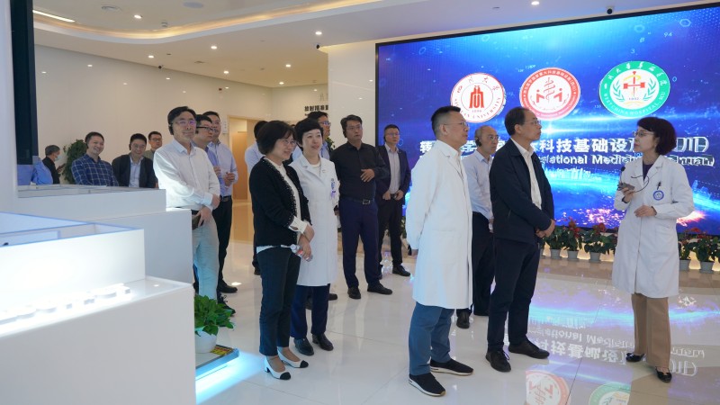 1、考察參觀四川大學(xué)轉(zhuǎn)化醫(yī)學(xué)國(guó)家重大科技基礎(chǔ)設(shè)施.jpg