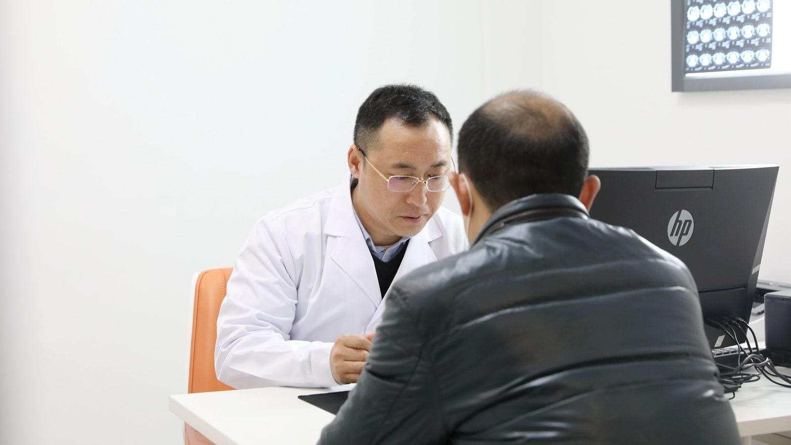 1720626597147765.jpg 印教授在門診和患者交流_副本.jpg