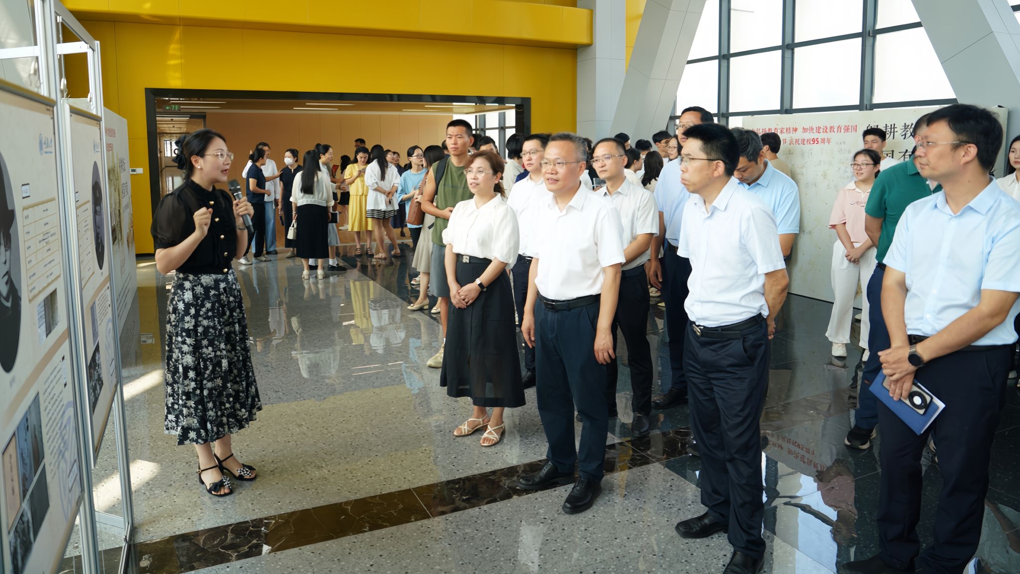 20240910重慶大學(xué)名師專(zhuān)題展覽啟動(dòng)儀式(4)_副本.jpg