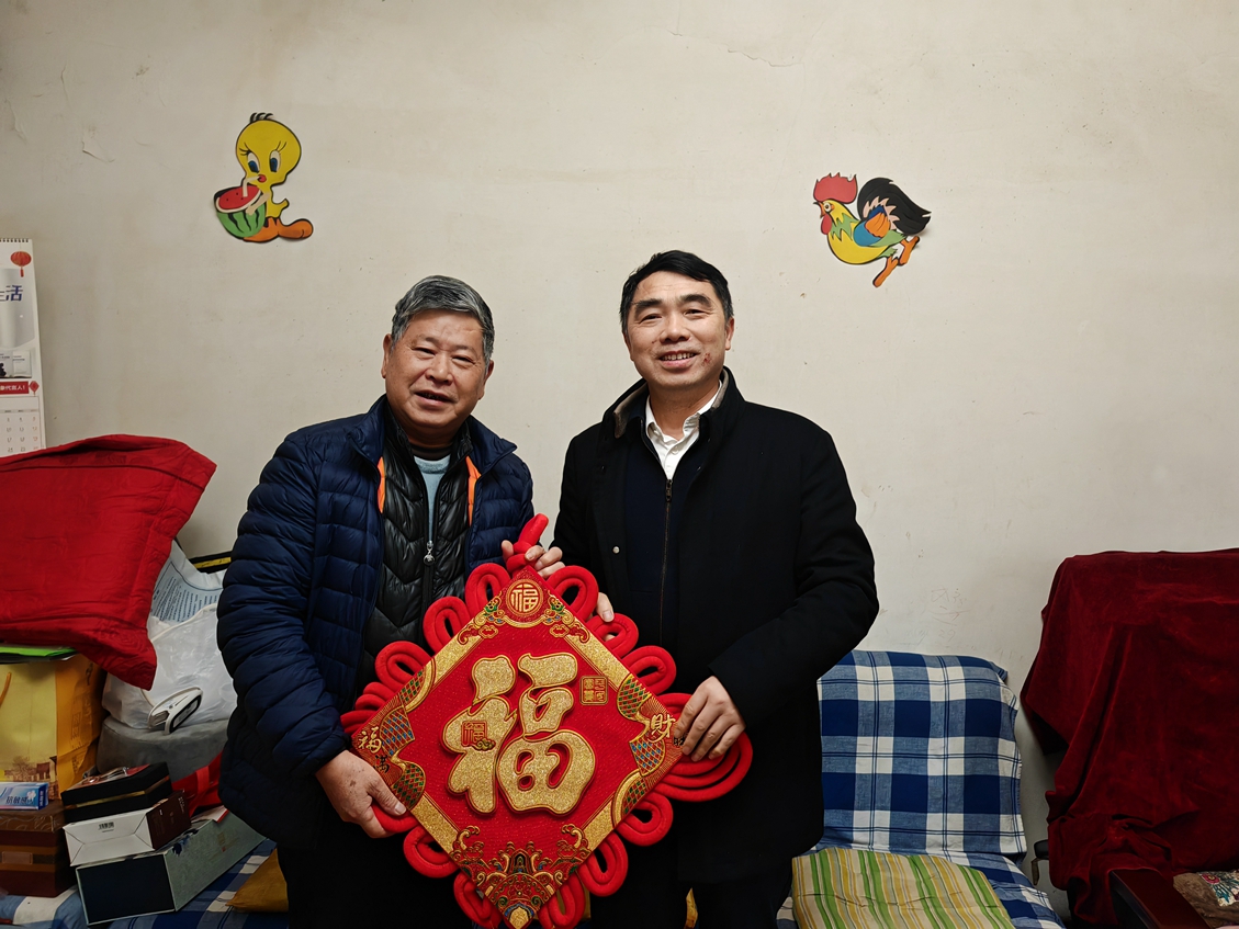 10副校長盧義玉慰問老同志_副本.jpg
