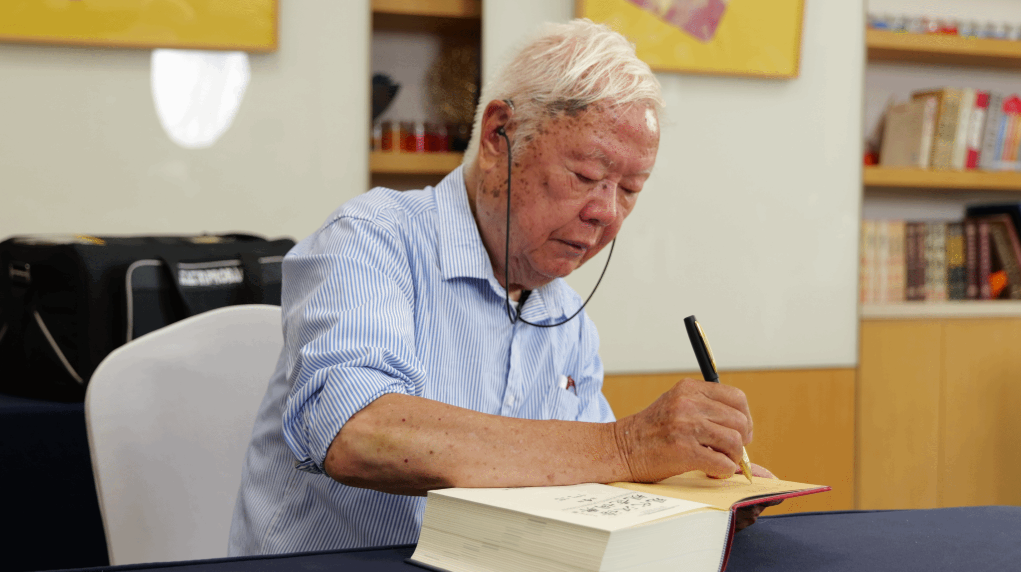 李行健向母校重慶大學贈送辭書并題寫贈言.png
