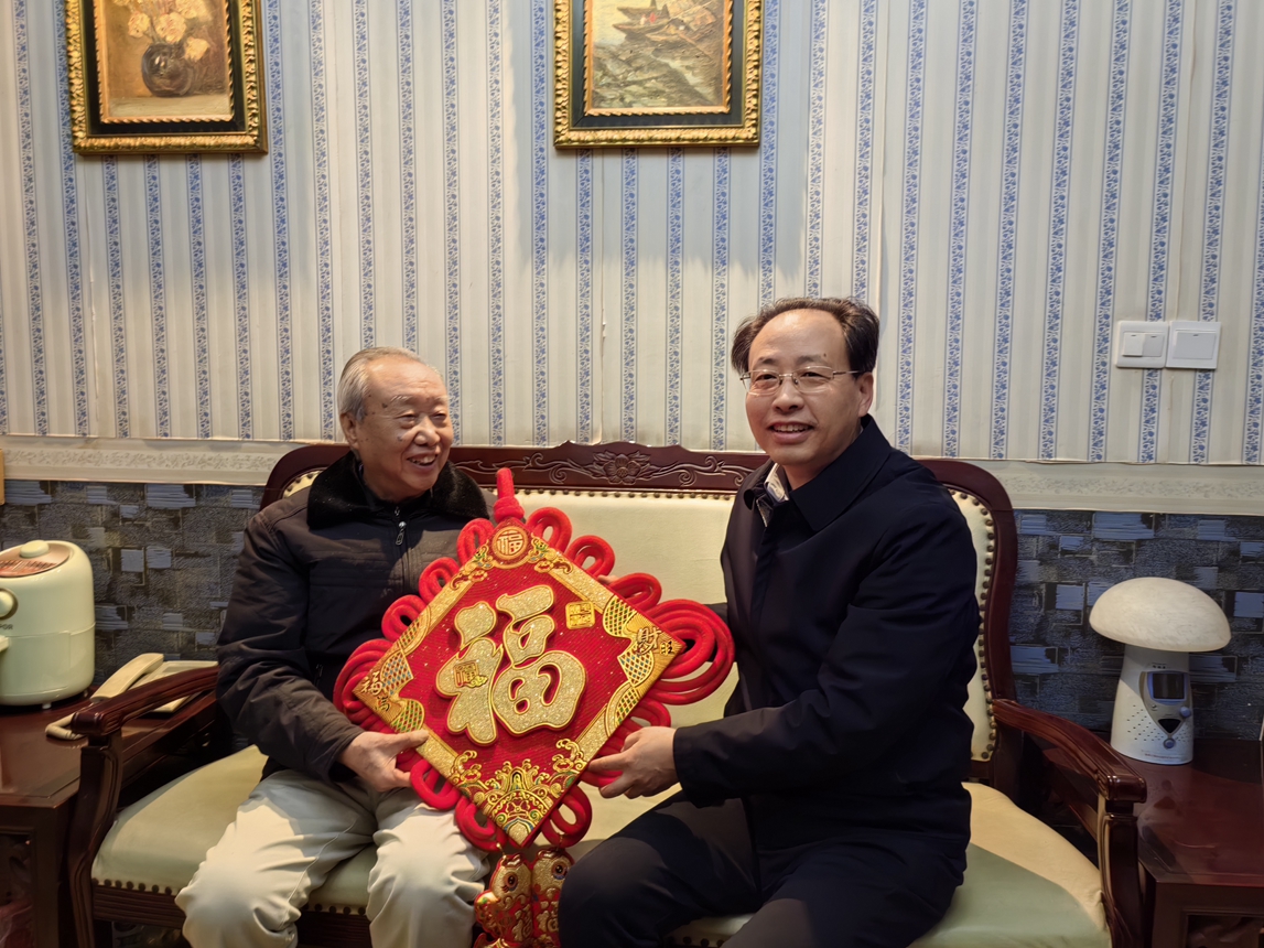 3校長王樹新慰問老領導吳中福_副本.jpg