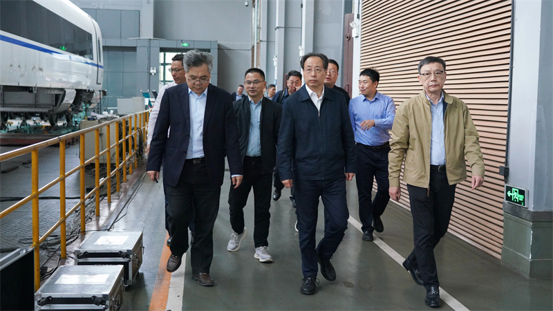 10、考察參觀西南交通大學(xué)交通隧道工程教育部重點(diǎn)實(shí)驗(yàn)室.jpg