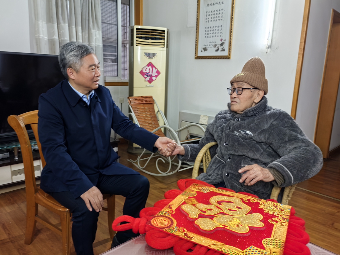 5常務副校長、中國工程院院士劉漢龍慰問老領導劉南科_副本.jpg