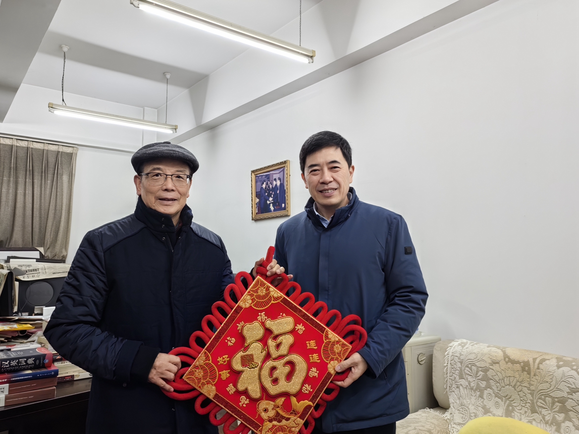 1校黨委書記舒立春慰問老領導祝家麟_副本.jpg