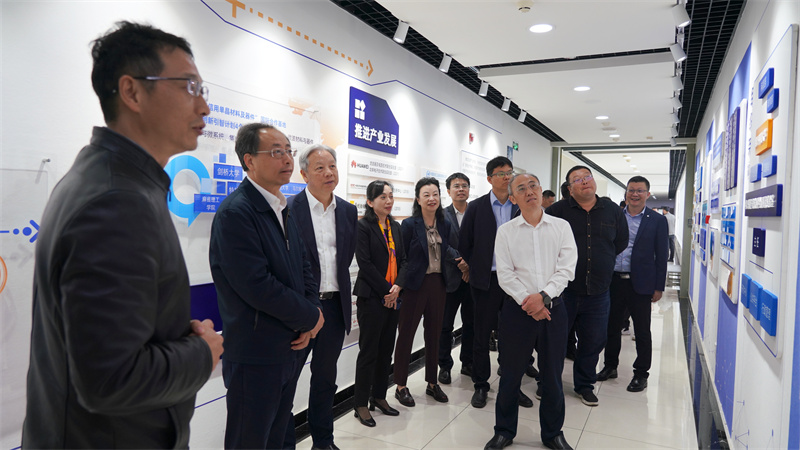 7、考察參觀電子科技大學(xué)電子薄膜與集成器件全國(guó)重點(diǎn)實(shí)驗(yàn)室.jpg