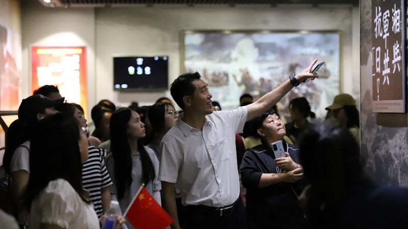 2.“忻欣向榮”實踐團-師生在徐向前元帥紀念館接受愛國教育_副本.jpg
