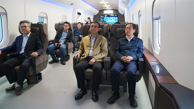 11、考察參觀西南交通大學(xué)高溫超導(dǎo)磁浮工程化樣車.jpg