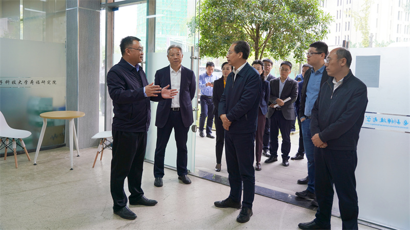 9、考察參觀電子科技大學(xué)太赫茲通信研究中心.jpg