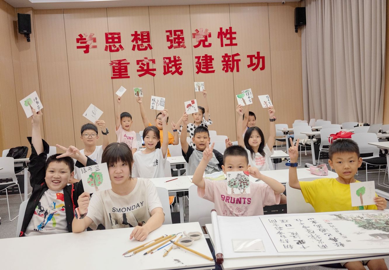 “電能學堂·智潤詩城”實踐團-書簽制作課堂_副本.jpg