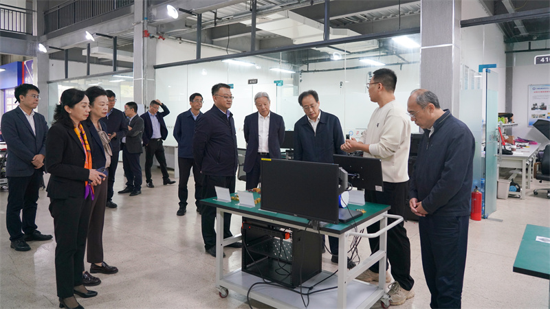8、考察參觀電子科技大學(xué)太赫茲通信研究中心.jpg