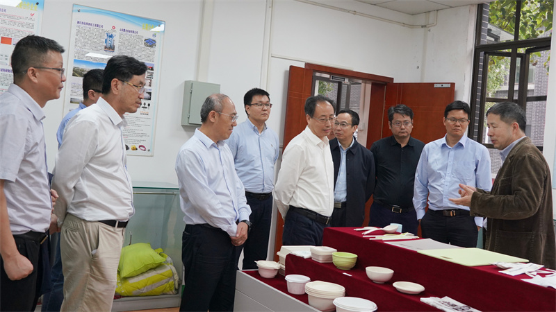 3、考察參觀四川大學(xué)環(huán)保型高分子材料國(guó)家地方聯(lián)合工程實(shí)驗(yàn)室.jpg